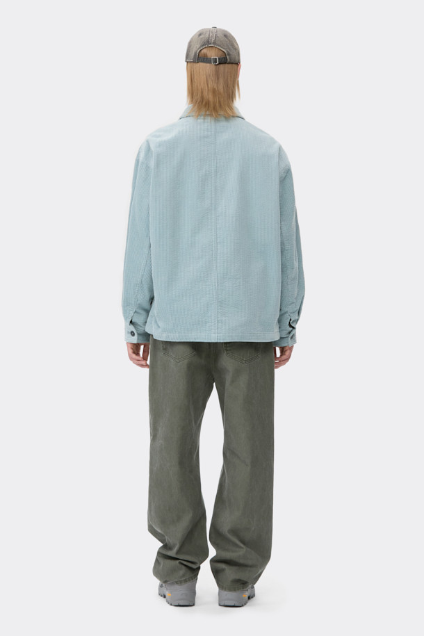 산뜻한 민트 컬러가 돋보이는 코듀로이 워크 재킷입니다. 봄, 가을 간절기에 활용하기 좋으며, 캐주얼 및 베이직 스타일을 연출하기에 적합합니다. 두꺼운 코듀로이 소재로 제작되어 보온성을 높였으며, 오버핏 크롭 기장으로 트렌디한 핏을 선사합니다. 넉넉한 아웃포켓 디테일과 버튼 여밈 방식이 특징이며, 일상, 봄 소풍, 캠핑 등 다양한 TPO에 매치할 수 있습니다. 미니멀, 워크웨어 스타일을 선호하는 남성분들에게 추천합니다.
