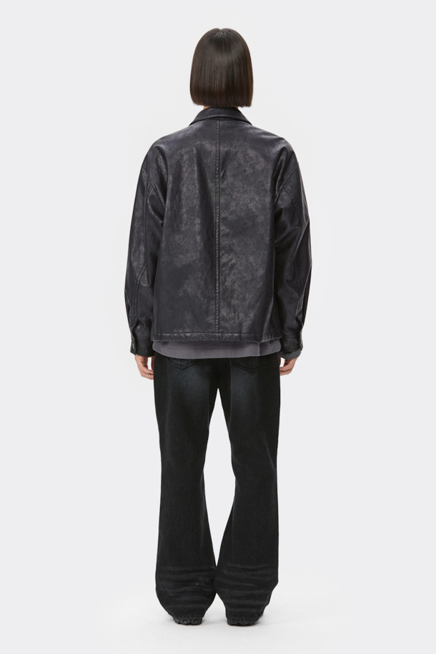 블랙 색상의 인조 가죽 워크 재킷입니다. 크랙 텍스처와 0.5OZ 패딩 충전재로 디자인되어 캐주얼, 스트릿 스타일을 연출하기 좋습니다. 얇은 두께감으로 봄, 가을 간절기에 활용하기 좋으며, 일상, 출근룩, 모임룩 등 다양한 TPO에 매치할 수 있습니다. 오버핏으로 편안한 착용감을 선사하며, 버튼 여밈과 아웃포켓 디테일이 특징입니다. 긴 소매 기장의 워크 재킷으로 미니멀한 스타일까지 소화 가능합니다.
