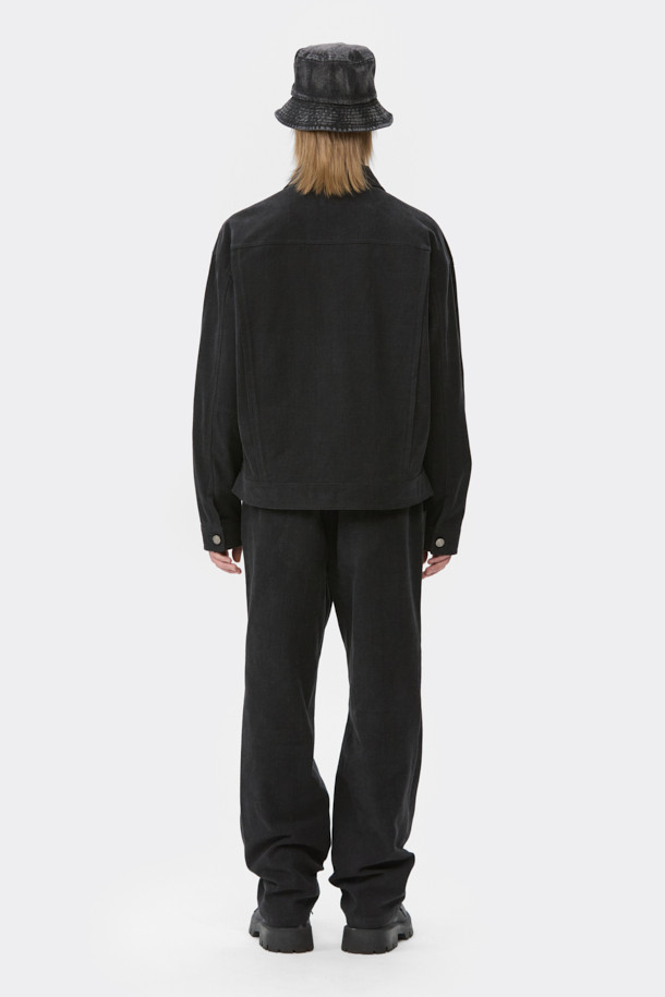 블랙 염색 면 트러커 재킷은 남성분들을 위한 캐주얼하고 베이직한 디자인의 아우터입니다. 봄, 가을 계절에 적합하며, 출근룩이나 데이트룩에 활용하기 좋습니다. 레귤러 핏에 무지 패턴으로 미니멀한 스타일을 연출하며, 긴 소매와 버튼 여밈 방식이 특징입니다. 양 사이드 포켓이 있어 실용성을 더했으며, 면 소재로 제작되어 편안한 착용감을 제공합니다.
