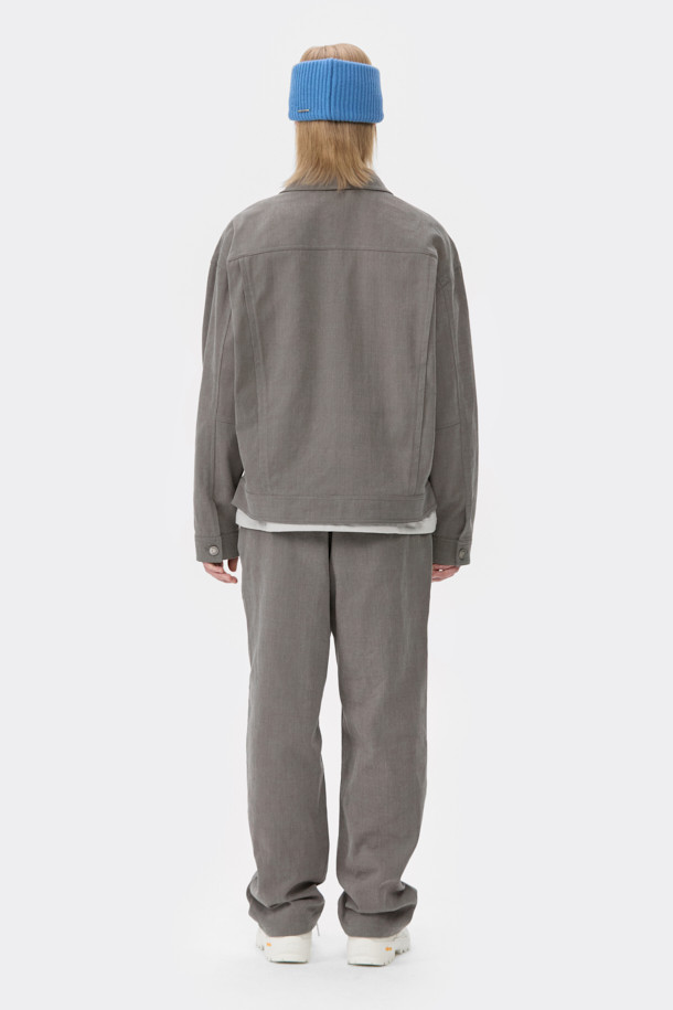 그레이 염색 코튼 트러커 재킷은 캐주얼, 미니멀 스타일을 즐기는 남성을 위한 아우터입니다. 봄, 가을에 적합하며, 데일리룩과 비즈니스 캐주얼에 활용하기 좋습니다. 면 소재로 제작되어 편안한 착용감을 선사하며, 레귤러 핏과 중간 두께감으로 간절기에 활용하기 좋습니다. 버튼 여밈 방식과 사이드 포켓 디테일이 특징이며, 무지 디자인으로 다양한 룩에 매치하기 용이합니다.
