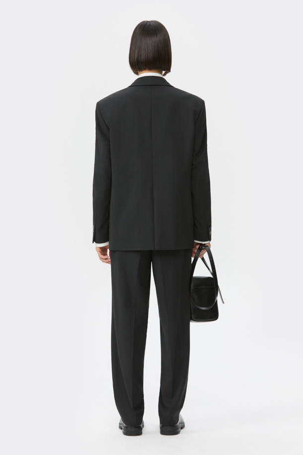 블랙 색상의 릴랙스 핏 울 블렌디드 셋업 재킷입니다. 가을과 겨울에 입기 좋은 두꺼운 두께감으로, 차분하고 시크한 스타일을 연출합니다. 싱글 버튼 디자인과 레귤러 기장으로 클래식하면서도 베이직한 분위기를 강조하며, 셋업으로도 활용 가능합니다. 울과 폴리에스터 혼방 소재로 제작되어 편안한 착용감을 선사합니다. 오피스룩, 비즈니스 캐주얼, 모임룩 등 다양한 TPO에 활용하여 세련된 스타일을 완성해 보세요.
