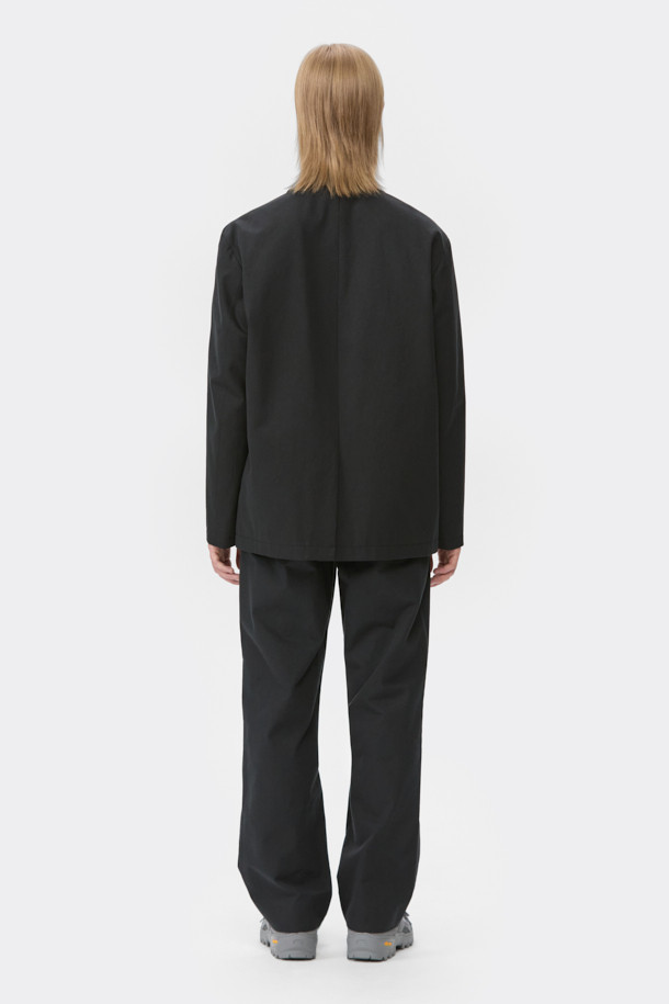 블랙 루즈 핏 코튼 셋업 재킷입니다. 봄, 가을에 어울리는 얇은 두께의 면 소재로 제작되어 편안한 착용감을 선사합니다. 캐주얼, 미니멀, 클래식 스타일을 아우르며, 출근룩 및 비즈니스 캐주얼에 활용하기 좋습니다. 루즈 핏 디자인과 무지 패턴으로 어떤 옷에도 쉽게 매치할 수 있으며, 버튼 여밈 방식과 긴 소매 기장으로 깔끔한 실루엣을 연출합니다. 안감과 패드가 없는 디자인으로 가볍게 걸치기 좋습니다.
