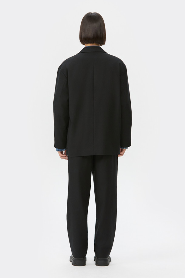 블랙 오버핏 코튼 울 셋업 재킷은 클래식과 베이직 무드를 동시에 연출하는 남성용 재킷입니다. 봄, 가을에 적합하며, 얇은 두께감으로 편안한 착용감을 선사합니다. 면, 울, 린넨 혼방 소재로 제작되어 고급스러운 질감을 자랑하며, 싱글 버튼, 레귤러 기장, 긴 소매 디자인으로 세련된 핏을 완성합니다. 셋업 스타일로 오피스룩, 비즈니스 캐주얼, 모임룩 등 다양한 TPO에 활용 가능하며, 미니멀하고 시크한 스타일을 연출하기 좋습니다. 2mm 어깨 패드와 아웃포켓 디테일이 돋보이는 블레이저 타입의 재킷입니다.

