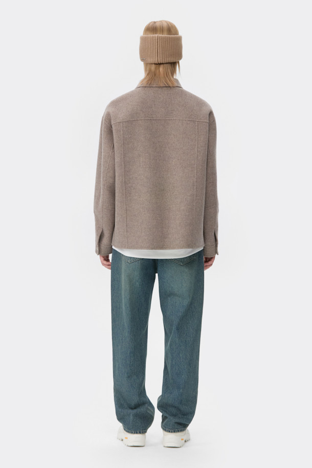 베이지 울 핸드메이드 재킷은 가을과 겨울에 어울리는 남성용 아우터입니다. 미니멀하고 베이직한 스타일로, 부드러운 촉감의 울과 캐시미어 혼방 소재로 제작되어 고급스러운 착용감을 선사합니다. 릴랙스 핏에 레귤러 기장으로 편안하게 착용 가능하며, YKK 2-Way 지퍼 디테일로 실용성을 더했습니다. 출근룩, 비즈니스 캐주얼, 모임룩 등 다양한 TPO에 활용 가능한 클래식, 미니멀, 시크 스타일의 재킷입니다.
