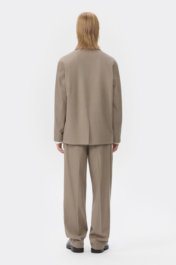 베이지 색상의 루즈 핏 코듀로이 셋업 재킷입니다. 가을과 겨울에 어울리는 두꺼운 두께감으로 보온성을 높였습니다. 싱글 버튼 방식의 블레이저 코트 타입이며, 캐주얼 및 베이직 스타일을 연출하기 좋습니다. 남성용으로, 출근룩, 비즈니스 캐주얼, 모임룩 등 다양한 TPO에 활용 가능합니다. 클래식, 미니멀, 캐주얼 스타일을 즐기는 분들께 추천합니다.
