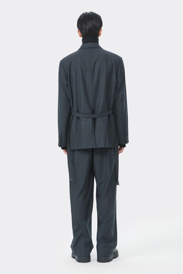 그레이 미드 렝스 스트라이프 셋업 재킷은 남성용 아우터로, 가을과 겨울에 착용하기 좋습니다. 클래식하고 미니멀한 스타일을 추구하는 분들께 적합하며, 오피스룩, 비즈니스 캐주얼, 모임룩 등 다양한 TPO에 활용할 수 있습니다. 릴랙스 핏에 울, 폴리에스테르, 캐시미어, 폴리우레탄 혼방 소재로 제작되어 두께감이 있으며, 허리끈과 벨트 고리로 디테일을 더했습니다. 블레이저 타입의 롱 기장 재킷으로, 세련된 스트라이프 패턴이 특징입니다.
