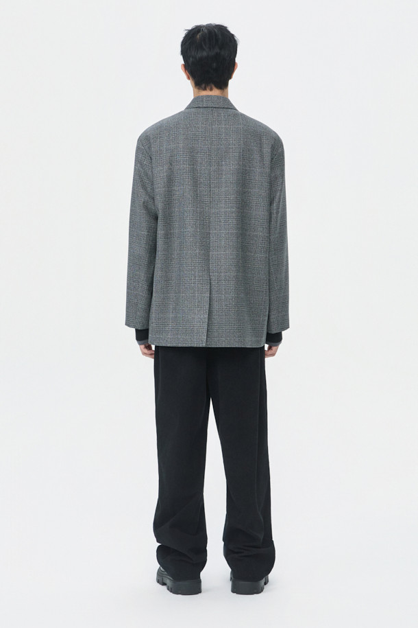 그레이 울 체크 재킷은 남성 고객을 위한 클래식하고 미니멀한 스타일의 아우터입니다. 가을과 겨울에 어울리는 두꺼운 두께감의 울 소재로 제작되었으며, 오버핏 블레이저 디자인에 싱글 버튼 여밈 방식으로 세련된 느낌을 더했습니다. 2mm 어깨 패드와 셋업 라펠 디테일이 특징이며, 체크 패턴이 은은하게 포인트가 됩니다. 오피스룩, 비즈니스 캐주얼, 모임룩 등 다양한 TPO에 적합하며, 시크한 매력을 연출합니다.
