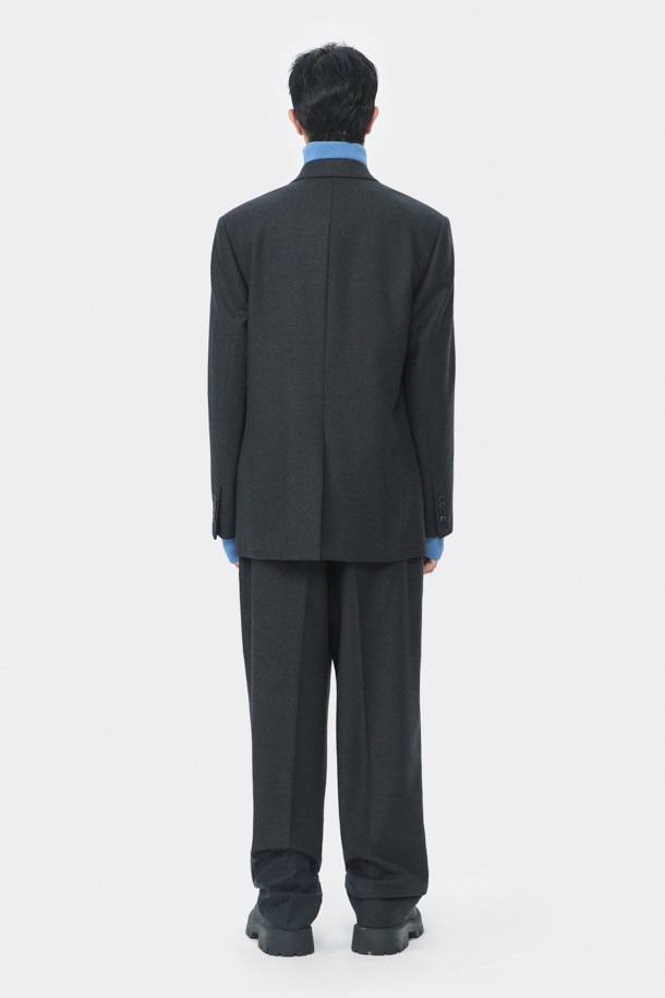 그레이 컬러의 오버사이즈 핏 울 셋업 더블 재킷입니다. 클래식 무드의 무지 디자인으로, 가을과 겨울에 따뜻하게 착용할 수 있습니다. 릴랙스핏과 오버핏으로 편안한 착용감을 선사하며, 피크드 라펠과 더블 버튼, 더블브레스트 디자인이 특징입니다. 오피스룩, 비즈니스 캐주얼, 모임룩 등 다양한 TPO에 활용 가능하며, 미니멀하고 시크한 스타일을 연출하기 좋습니다. 두꺼운 울 소재로 제작되어 보온성이 뛰어나고, 긴 소매 기장으로 안정감을 더합니다.
