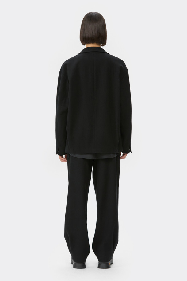 블랙 턱 디테일 울 재킷은 가을과 겨울, 출근룩을 위한 미니멀하고 시크한 스타일의 자켓입니다. 울과 폴리우레탄 혼방 소재로 제작되어 부드러운 촉감과 편안한 착용감을 제공합니다. 루즈핏 디자인에 싱글 버튼과 스냅 여밈 방식을 더해 깔끔한 실루엣을 연출합니다. 턱 디테일과 밑단 스트링, 히든 스냅 소매로 포인트를 더했으며, 긴 소매 기장으로 세련된 느낌을 선사합니다. 미니멀, 클래식, 시크한 스타일을 선호하는 분들께 추천하는 아이템입니다.
