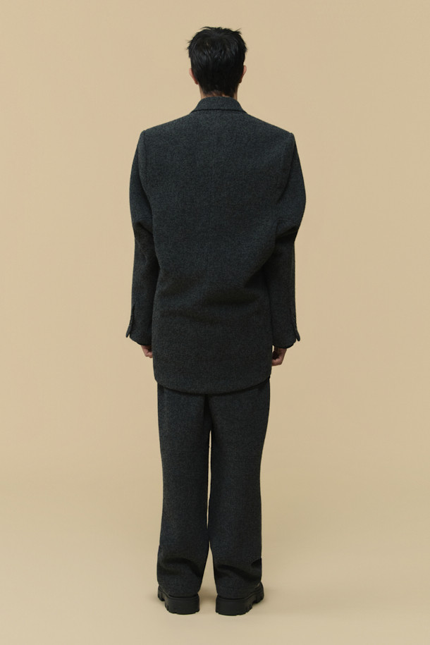 HED MAYNER (헤드 메이너)의 Grey Wool Falling Back 재킷은 모던하면서도 클래식한 스타일을 추구하는 남성을 위한 아우터입니다. 릴랙스 핏으로 편안함을 제공하며, 두꺼운 울 소재와 부드러운 촉감으로 가을과 겨울에 따뜻하게 착용할 수 있습니다. 와이드 피크드 라펠, 구조적인 어깨 패드, 후면 드레이프 디자인이 특징이며, 테일러드 코트 타입으로 오피스룩, 비즈니스 캐주얼, 모임룩 등 다양한 TPO에 활용 가능합니다. 내부 포켓과 큐프라 비스코스 혼방 안감으로 실용성과 고급스러움을 더했습니다. 미니멀하고 시크한 스타일을 선호하는 분들께 추천합니다.
