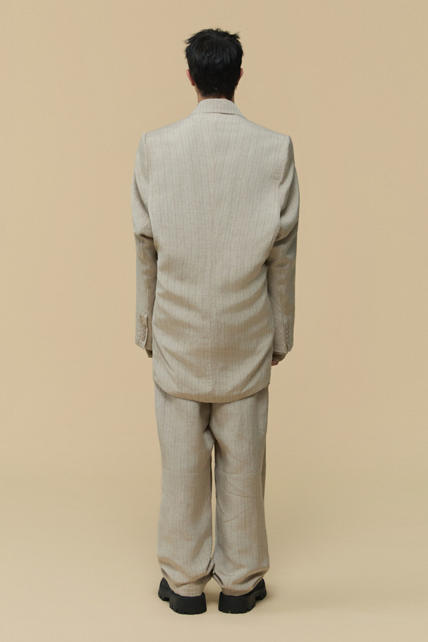 HED MAYNER (헤드 메이너)의 아이보리 린넨 Falling Back 재킷입니다. 부드러운 린넨과 레이온 혼방 소재로 제작되어 봄, 여름 시즌에 적합하며, 릴랙스 핏으로 편안한 착용감을 선사합니다. 와이드 피크드 라펠과 구조적인 어깨 패드가 특징이며, 비대칭 실루엣과 후면 드레이프 디자인으로 모던하고 미니멀한 스타일을 연출합니다. 데이트룩, 오피스룩, 비즈니스 캐주얼 등 다양한 TPO에 시크하게 매치할 수 있는 테일러드 재킷입니다. 안감은 큐프라 비스코스 소재를 사용하여 부드러운 촉감을 더했습니다.
