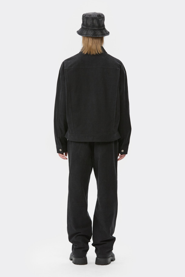 **블랙 염색 면 바지**

남성용 블랙 컬러의 면 소재 코튼 팬츠입니다. 베이직한 스타일의 긴 기장 스트레이트핏 바지로, 사계절 내내 활용하기 좋습니다. 일상복과 출근룩 모두 소화 가능한 미니멀, 클래식, 캐주얼 스타일을 연출할 수 있습니다. 무지 디자인에 메탈 장식으로 포인트를 더했으며, 밴딩 처리가 없는 것이 특징입니다.
