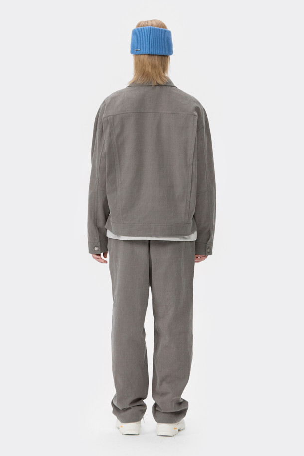 그레이 컬러의 면 100% 소재로 제작된 남성용 코튼 팬츠입니다. 데님과 유사한 다잉 코튼 트윌 소재를 사용하여 내구성과 스타일을 동시에 갖췄습니다. 베이직하고 캐주얼한 스타일로, 봄, 가을 시즌에 활용하기 좋습니다. 스트레이트핏으로 편안한 착용감을 선사하며, 허리 오비에는 메탈 장식이 더해져 포인트를 더했습니다. 출근룩과 비즈니스 캐주얼, 캐주얼, 미니멀, 클래식 스타일 연출에 적합합니다.
