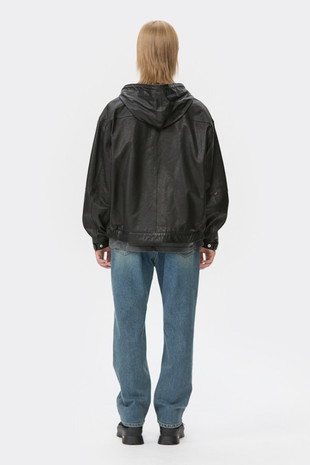 **블루 레귤러 핏 데님 팬츠**는 베이직하면서도 캐주얼한 스타일을 연출하는 남성용 긴바지입니다. 봄, 가을 시즌에 적합하며, 무지 디자인에 레귤러 핏과 테이퍼드 핏으로 편안한 착용감을 제공합니다. 데님 소재 특유의 견고함과 바이오 워싱 처리로 부드러운 촉감을 느낄 수 있습니다. 캐주얼, 미니멀, 클래식 스타일을 즐겨 입는 남성분들에게 추천합니다. 일상생활에서 폭넓게 활용할 수 있는 아이템입니다.
