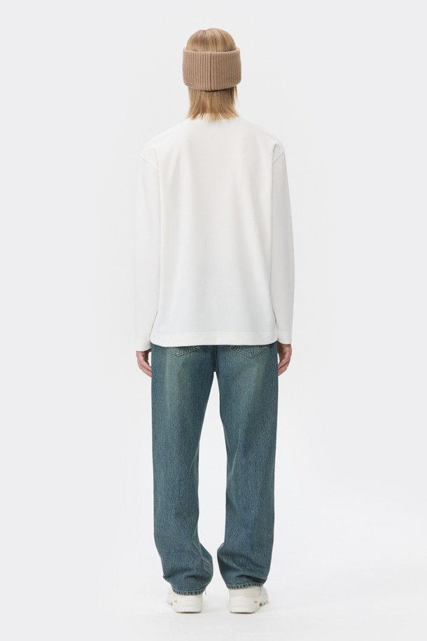 블루 스트레이트 핏 청바지는 남성분들을 위한 베이직하고 캐주얼한 디자인의 데님 팬츠입니다. 사계절 내내 활용 가능하며, 일상복뿐만 아니라 데이트룩이나 출근룩으로도 손색없는 아이템입니다. 바이오 워싱, 스톤 워싱, 도밍고 워싱 처리를 통해 자연스러운 색감과 부드러운 착용감을 제공합니다. 무지 디자인에 옐로우 컬러 틴 브러쉬 디테일로 포인트를 더했으며, 스트레이트 핏으로 캐주얼, 클래식, 미니멀 스타일 모두 소화 가능합니다.
