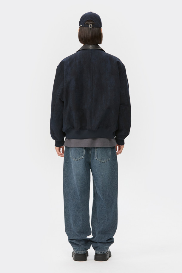 다크 블루 색상의 남성용 스트레이트 핏 데님 팬츠입니다. 사계절 모두 착용 가능하며, 캐주얼, 미니멀, 클래식 스타일을 연출하기 좋습니다. 무지 디자인으로 어떤 상의에도 잘 어울리며, 바이오 워싱, 스톤 워싱, 도밍고 워싱 처리를 거쳐 자연스러운 색감과 부드러운 촉감을 선사합니다. 출근룩이나 데이트룩처럼 다양한 TPO에 활용할 수 있으며, 일자 핏으로 편안하면서도 세련된 실루엣을 완성합니다. 중청 두께감으로 사계절 내내 활용하기 좋습니다.
