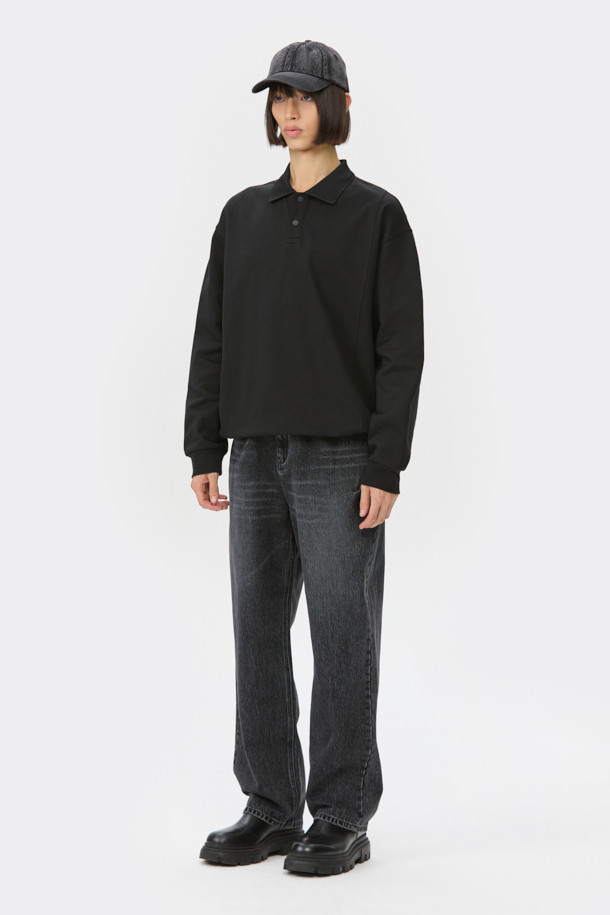 그레이 색상의 남성용 스트레이트 핏 데님 팬츠입니다. 사계절 모두 착용 가능하며, 일상 및 출근룩, 비즈니스 캐주얼에 적합합니다. 베이직하고 캐주얼한 스타일로 미니멀, 클래식한 무드를 연출합니다. 바이오워싱, 스톤워싱, 도밍고 워싱 기법으로 제작되어 자연스러운 색감과 부드러운 촉감을 선사합니다. 무지 디자인의 긴 기장으로, 어떤 상의에도 잘 어울려 활용도가 높습니다.
