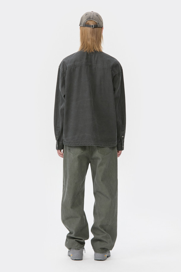 **Green 스트레이트 핏 다잉 팬츠**는 캐주얼, 미니멀, 클래식 스타일을 아우르는 남성용 바지입니다. 톤 다운된 그린 컬러의 면 소재로 제작되어 봄, 가을에 착용하기 좋으며, 일상복과 출근룩 모두 소화 가능한 실용적인 아이템입니다. 스트레이트 핏으로 편안한 착용감을 선사하며, 피그먼트 다잉 및 바이오 워싱 처리하여 자연스러운 색감과 부드러운 촉감을 더했습니다. 무지 디자인으로 어떤 상의와도 쉽게 매치할 수 있어 활용도가 높습니다.
