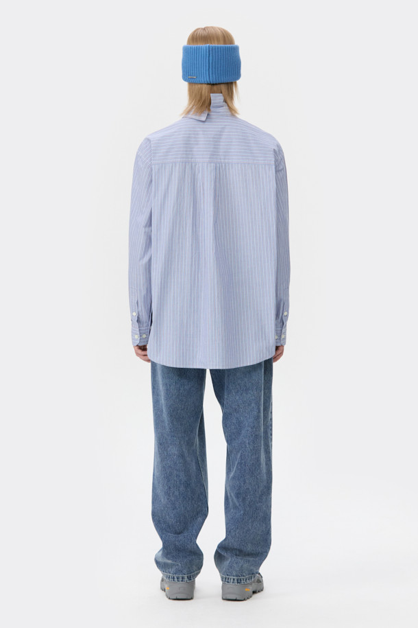 블루 루즈핏 드로우스트링 청바지는 일상, 산책, 캠핑 등 다양한 상황에 어울리는 남성용 데님 팬츠입니다. 루즈핏과 스트레이트 핏으로 편안함을 강조하며, 봄, 가을에 착용하기 좋습니다. 무지 디자인에 피그먼트 워싱과 바이오 워싱 처리를 더하여 자연스러운 멋을 냈습니다. 허리 밴딩과 드로우스트링으로 편안한 착용감을 제공하며, 캐주얼, 미니멀, 시티보이 스타일을 연출하기에 좋습니다.

