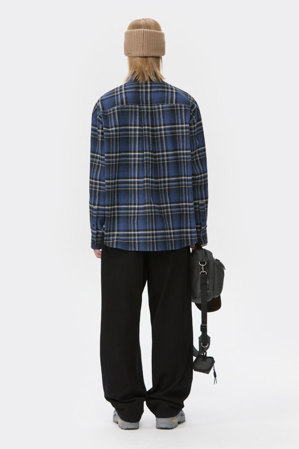 블랙 루즈핏 드로우스트링 청바지를 소개합니다. 편안한 착용감을 선사하는 루즈핏으로, 캐주얼하고 미니멀한 스타일을 연출하기 좋습니다. 부드러운 데님 소재에 바이오 워싱과 스톤 워싱 처리를 더해 자연스러운 멋을 더했습니다. 허리 부분은 드로우스트링(조임 끈)으로 조절하여 편리하게 착용할 수 있으며, 사계절 내내 활용하기 좋은 아이템입니다. 일상복으로 편안하게 즐겨 입을 수 있는 남성 데님팬츠입니다.
