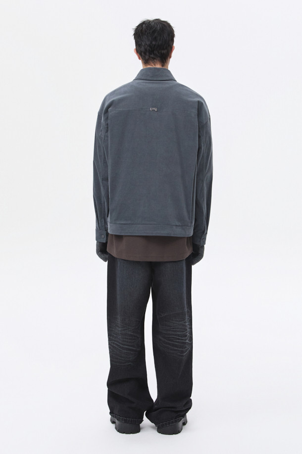 블랙 와이드 핏 엠보 워싱 데님 팬츠는 남성 고객을 위한 캐주얼 스타일의 아이템입니다. 사계절 모두 착용 가능하며, 출근룩과 모임룩에 모두 잘 어울립니다. 넉넉한 와이드 핏으로 편안함을 강조했으며, 스톤 워싱과 엠보 워싱 디테일이 빈티지한 멋을 더합니다. 허리에는 스트링이 있어 사이즈 조절이 용이합니다. 미니멀, 시티보이 스타일을 즐겨 입는 분들께 추천합니다.
