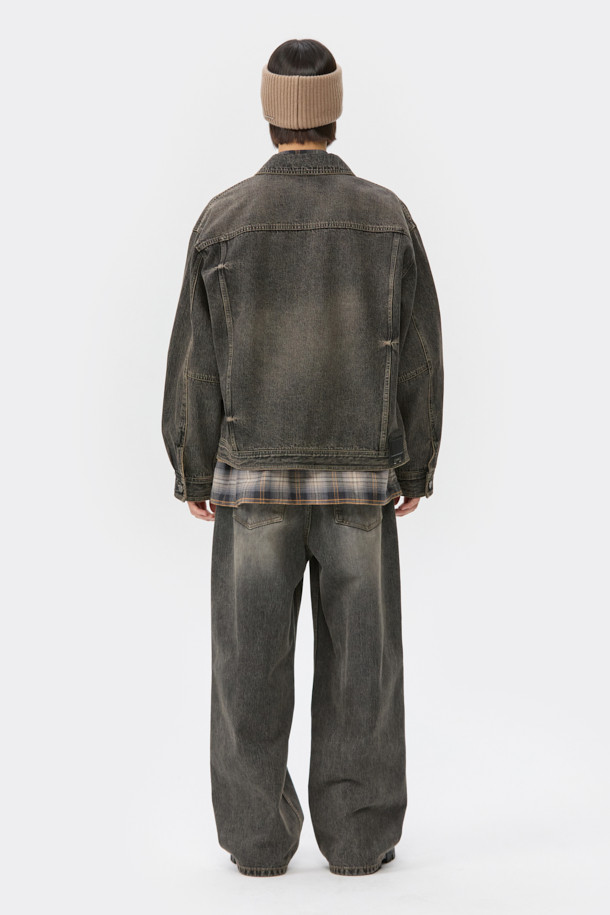 **브라운 와이드 핏 청바지**는 캐주얼, 미니멀, 클래식 스타일을 아우르는 남성 데님 팬츠입니다. 봄, 가을에 적합하며, 넉넉한 와이드 핏과 긴 기장으로 편안함과 스타일을 동시에 제공합니다. 데님 소재에 스톤워싱 및 가먼트다잉 공법을 더해 자연스러운 색감과 빈티지한 매력을 살렸습니다. 스트링 밴딩 처리로 허리 조절이 용이하며, 무지 디자인으로 다양한 상의와 손쉽게 매치할 수 있습니다. 일상에서 편안하게 착용하기 좋은 와이드핏 청바지입니다.
