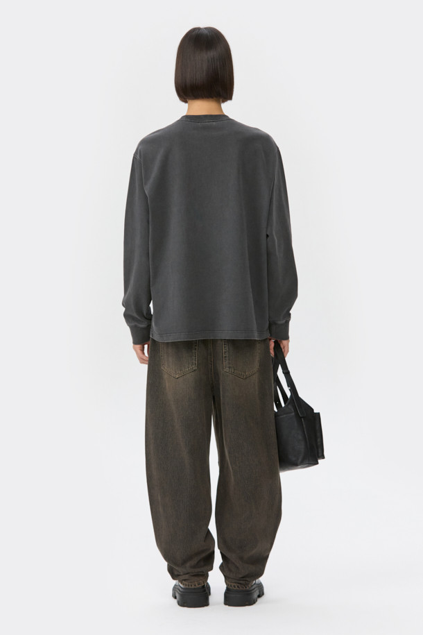 브라운 컬러의 데님 소재 "브라운 다트 디테일 청바지"입니다. 벌룬핏 루즈핏으로 편안한 착용감을 선사하며, 봄, 가을 시즌에 적합합니다. 바이오워싱과 스톤워싱 처리된 데님은 부드러운 촉감과 자연스러운 워싱 디테일을 자랑합니다. 다트 디테일과 아웃심 커브 디자인이 돋보이며, 캐주얼 및 미니멀 스타일의 산책룩에 활용하기 좋습니다. 남녀 모두 착용 가능한 디자인으로, 일상에서 폭넓게 활용할 수 있습니다.
