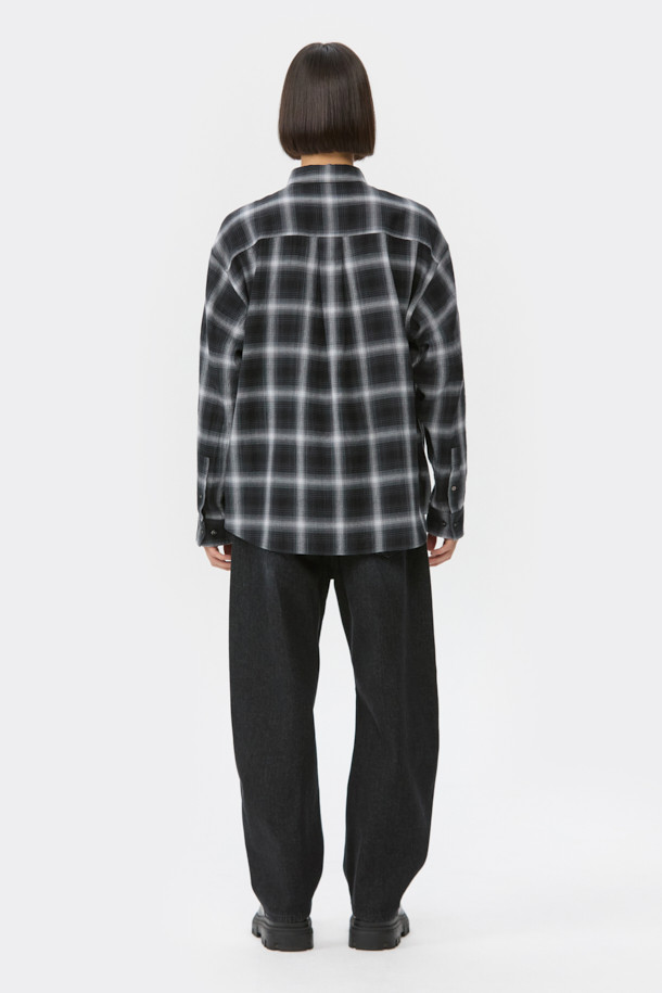 블랙 다트 디테일 코듀로이 청바지는 가을, 겨울 시즌에 어울리는 남성용 벌룬핏 팬츠입니다. 코듀로이와 데님 소재를 혼방하여 제작되었으며, 두께감 있는 원단으로 포근한 착용감을 선사합니다. 다트 디테일과 아웃심 커브 디자인이 특징이며, 바이오 워싱 및 스톤 워싱 가공을 거쳐 빈티지한 무드를 더했습니다. 캐주얼, 미니멀, 클래식 스타일을 즐겨 입는 분들께 추천하며, 루즈핏으로 편안하게 착용 가능합니다.
