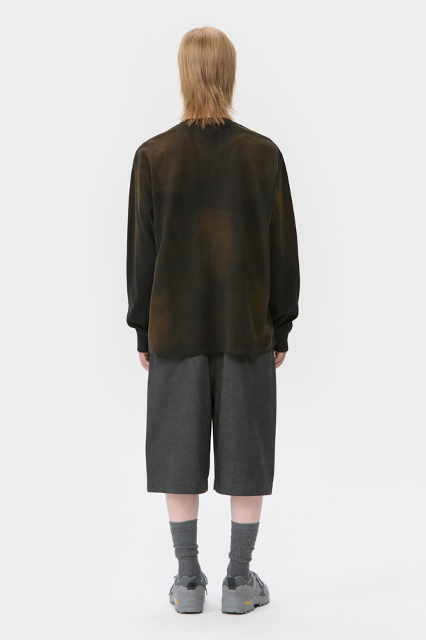 그레이 염색 코튼 버뮤다 쇼츠는 여름철 캐주얼 스타일을 위한 완벽한 선택입니다. 부드러운 면 소재로 제작되어 편안한 착용감을 제공하며, 와이드핏 디자인으로 여유로운 실루엣을 연출합니다. 빈티지 워싱 가공을 거쳐 자연스러운 멋을 더했으며, 사이드 외입술 포켓으로 실용성을 높였습니다. 여행룩, 휴가룩, 여름 바캉스룩에 활용하기 좋으며, 미니멀하고 리조트 스타일을 즐기는 분들께 추천합니다.
