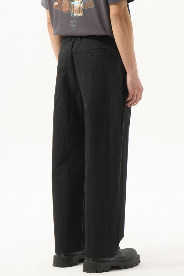 CUSTOMELLOW - 캐주얼팬츠 - Black Wide Fit Two Tuck Pants