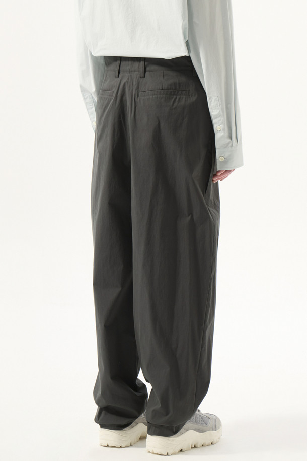 CUSTOMELLOW - 캐주얼팬츠 - Grey Volume Tuck Pants