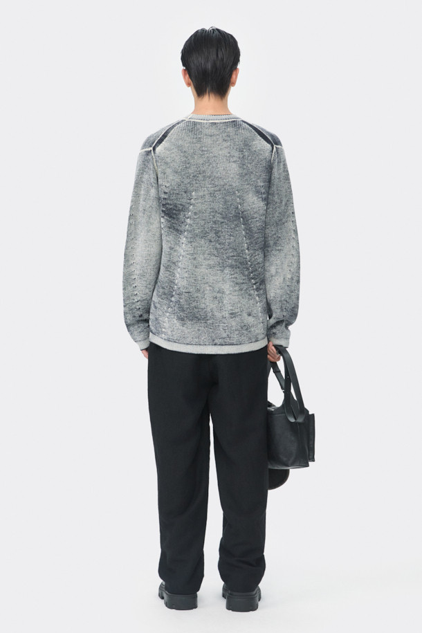 블랙 와이드 핏 팬츠는 남성용 슬랙스로, 일상, 오피스룩, 비즈니스 캐주얼, 모임룩 등 다양한 TPO에 적합합니다. 레이온, 폴리에스테르, 울, 폴리우레탄 혼방 소재로 제작되어 부드러운 촉감을 선사하며, 사계절 내내 착용 가능합니다. 와이드핏에 롱 기장으로, 클래식, 미니멀, 시크 스타일을 연출하기 좋습니다. 허리 부분에 원턱 디테일과 메탈 장식이 더해져 세련된 느낌을 더하며, 하프 밴딩 처리로 편안한 착용감을 제공합니다. 무지 디자인으로 어떤 상의와도 매치하기 용이합니다.
