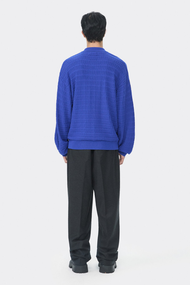 그레이 와이드 핏 팬츠는 남성을 위한 베이직 스타일의 긴 바지입니다. 레이온, 폴리에스테르, 울, 폴리우레탄 혼방 소재로 제작되어 부드러운 촉감을 선사하며, 봄, 가을에 착용하기 좋습니다. 와이드 핏으로 편안함을 강조했으며, 하프 밴딩과 원턱 디테일, 허리 오비 메탈 장식이 특징입니다. 출근룩, 비즈니스 캐주얼, 모임룩 등 다양한 TPO에 활용 가능하며, 클래식, 미니멀, 시크 스타일을 연출하기 좋습니다.
