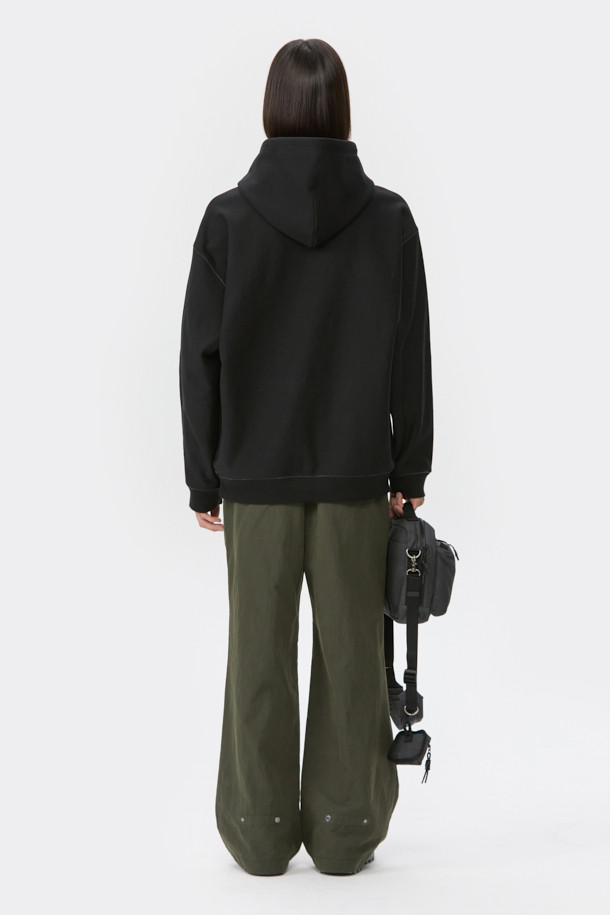 캐주얼 무드의 남성용 카키 플레어 팬츠입니다. 면과 나일론 혼방 소재로 제작되어 봄, 가을에 적합하며, 하프 밴딩으로 편안한 착용감을 제공합니다. 무지 디자인에 긴 기장으로, 미니멀한 스타일을 연출하기 좋습니다. 하단 핏은 스냅과 E-스트링으로 조절 가능하여 다양한 스타일을 연출할 수 있습니다.
