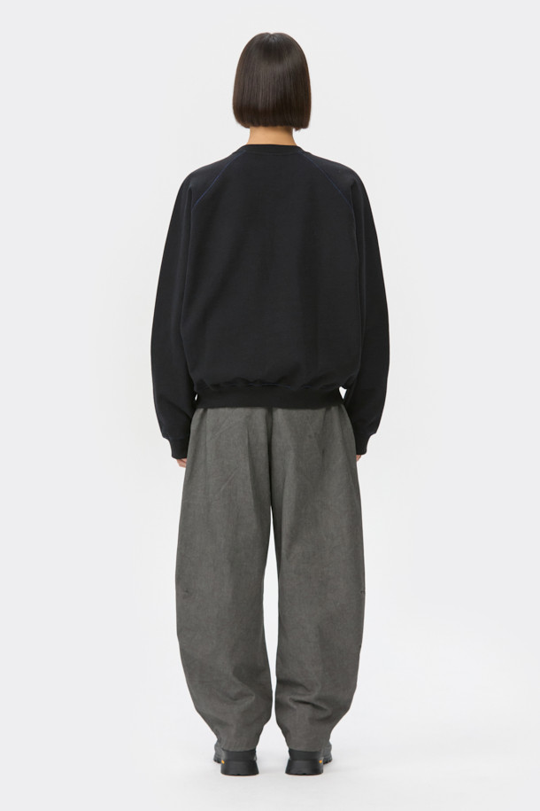 그레이 컬러의 Grey Volume Incision 팬츠는 캐주얼 및 미니멀 스타일을 즐기는 남성 고객을 위한 제품입니다. 면 소재로 제작되어 편안한 착용감을 제공하며, 루즈핏 벌룬핏으로 트렌디한 실루엣을 연출합니다. 절개 라인, 장식 다트, 장식 스티치 등의 디자인 디테일이 돋보이며, 밴딩 처리로 활동성을 높였습니다. 일상에서 편안하게 착용하기 좋은 팬츠입니다.
