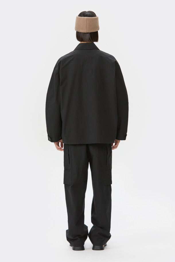 블랙 멀티 포켓 팬츠는 남성용 캐주얼 스타일의 긴 바지입니다. 면 소재로 제작되어 사계절 내내 편안하게 착용할 수 있으며, 밴딩 허리 스트링과 밑단 스트링, 스토퍼 디테일로 편안한 착용감을 제공합니다. 루즈핏으로 제작되어 여유로운 실루엣을 연출하며, 다양한 수납을 위한 멀티 포켓 디자인으로 실용성을 더했습니다. 미니멀하고 시티보이 스타일을 즐기는 분들께 추천합니다.
