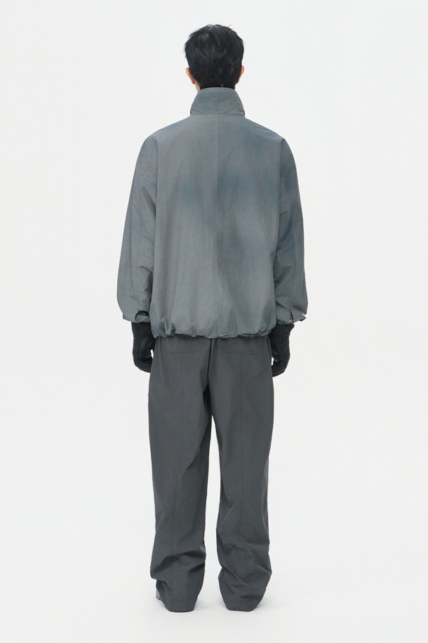 다크그레이 컬러의 Grey 사이드 지퍼 디테일 팬츠입니다. 나일론과 폴리에스테르 혼방 소재로 제작되어 사계절 내내 착용 가능하며, 은은한 광택감이 특징입니다. 와이드핏으로 편안한 착용감을 선사하며, 앞뒤 절개 디테일과 사이드 2-Way 지퍼 디테일로 포인트를 더했습니다. 하프 밴딩과 스트링으로 허리 조절이 용이하며, 출근룩, 비즈니스 캐주얼, 미니멀, 스포티, 캐주얼 스타일 모두 소화 가능한 활용도 높은 아이템입니다.
