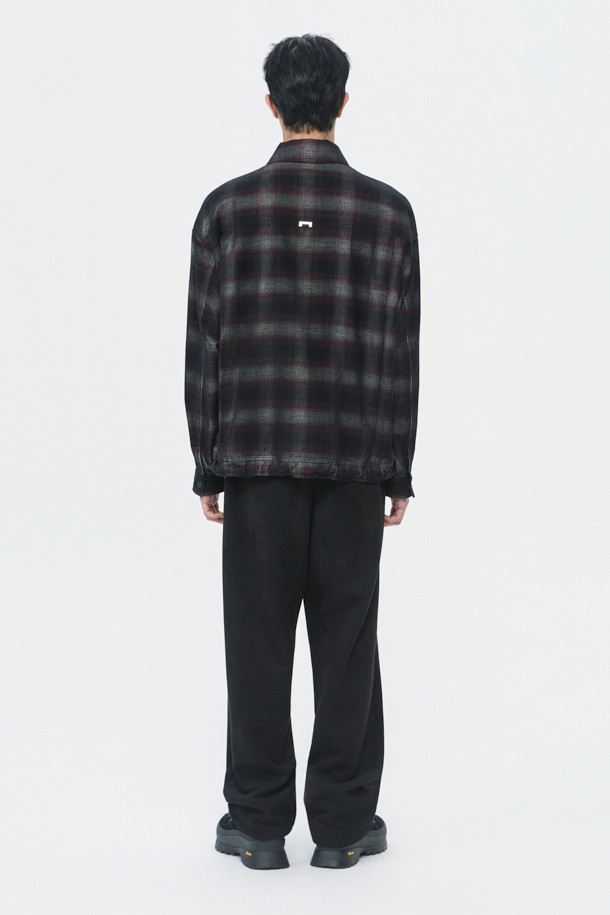 블랙 폴리 스웨이드 트랙 팬츠는 부드러운 촉감의 인조 스웨이드 소재로 제작되어 편안한 착용감을 선사합니다. 남성용으로, 캐주얼 및 스포티 스타일을 모두 소화할 수 있는 릴랙스핏 긴바지입니다. 사계절 내내 활용 가능하며, 일상복으로 적합합니다. 무지 디자인으로 미니멀한 스타일을 연출하기 좋습니다. 폴리에스테르, 폴리우레탄 혼방으로 제작되어 내구성이 뛰어나며 관리가 용이합니다.
