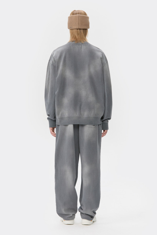 그레이 염색 스웻 팬츠는 부드러운 면 소재로 제작되어 편안한 착용감을 선사합니다. 루즈핏으로 제작되어 캐주얼하고 스포티한 스타일을 연출하며, 봄, 가을, 겨울 모두 활용 가능합니다. 다잉 가공과 탈색 브러쉬 가공으로 빈티지한 멋을 더했으며, 허리 스트링과 밑단 스트링 스토퍼 디테일로 실용성을 높였습니다. 집콕, 산책, 여행 등 다양한 TPO에 활용하기 좋은 데일리 아이템입니다.
