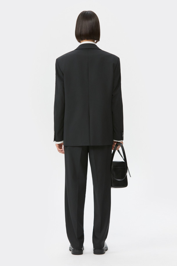 남성용 블랙 릴렉스 핏 울 블렌드 셋업 팬츠입니다. 가을, 겨울 시즌에 어울리는 포멀하고 클래식한 스타일의 긴 바지입니다. 울 30.6%, 폴리에스테르 69.4% 혼방 소재로 제작되어 편안한 착용감을 선사하며, 하프 밴딩 처리로 활동성을 더했습니다. 오피스룩, 비즈니스 캐주얼, 출근룩 등 다양한 TPO에 활용 가능하며, 셋업으로도 연출할 수 있습니다. 미니멀한 디자인으로 어떤 상의와도 쉽게 매치하여 클래식한 스타일을 완성해보세요.
