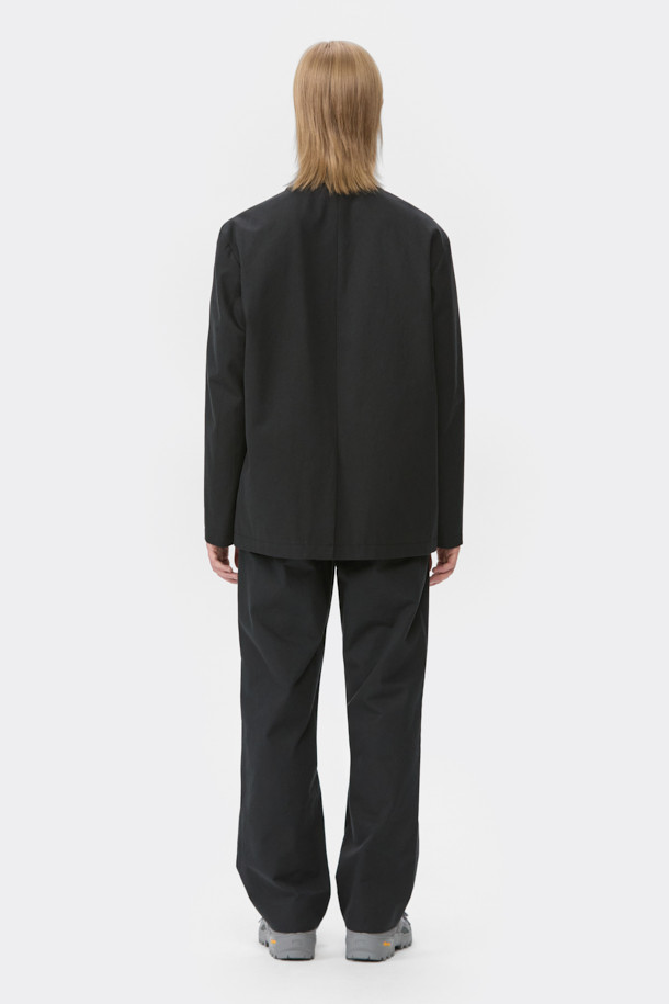 블랙 루즈핏 코튼 셋업 팬츠는 포멀한 스타일을 추구하는 남성 고객을 위한 사계절용 긴 바지입니다. 면 소재로 제작되어 편안한 착용감을 제공하며, 루즈핏 디자인으로 활동성을 높였습니다. 하프 밴딩 처리로 편안함을 더했으며, 셋업으로 스타일링하여 출근룩, 비즈니스 캐주얼, 모임룩 등 다양한 TPO에 활용할 수 있습니다. 클래식, 미니멀, 시크한 스타일을 연출하기에 적합합니다.
