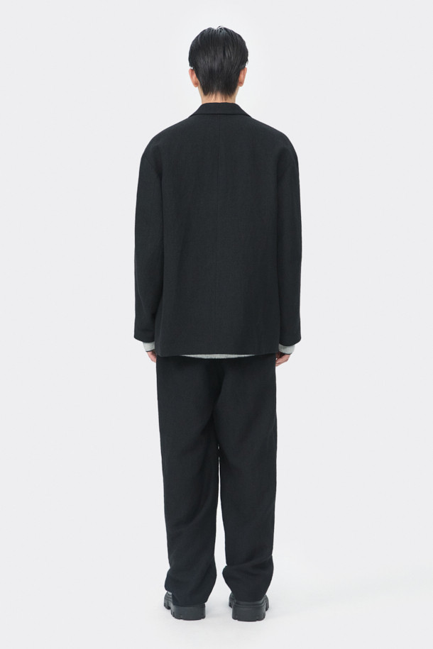 블랙 와이드 핏 거즈 셋업 팬츠는 가을, 겨울 시즌 남성들을 위한 포멀 스타일의 셋업 팬츠입니다. 일본 수입 거즈 조직 소재로 제작되어 부드러운 촉감과 고급스러운 분위기를 선사합니다. 와이드핏으로 편안한 착용감을 제공하며, 원턱 디자인과 스트링 디테일이 더해져 미니멀하면서도 시크한 매력을 더합니다. 오피스룩, 비즈니스 캐주얼, 모임룩 등 다양한 TPO에 활용 가능하며, 클래식한 스타일을 선호하는 분들께 추천합니다. 하프 밴딩 처리로 활동성을 높였습니다.
