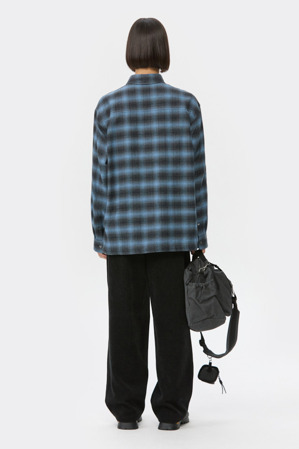 블랙 벨벳 드로우스트링 팬츠는 부드러운 촉감의 벨벳 소재와 포근한 두께감으로 가을, 겨울 시즌에 안성맞춤입니다. 와이드핏으로 편안함을 강조했으며, 하프 밴딩과 스트링 디테일로 활동성을 더했습니다. 무지 디자인에 원턱을 더해 캐주얼하면서도 미니멀한 스타일을 연출할 수 있습니다. 출근룩과 모임룩 모두 소화 가능한 활용도 높은 아이템입니다.
