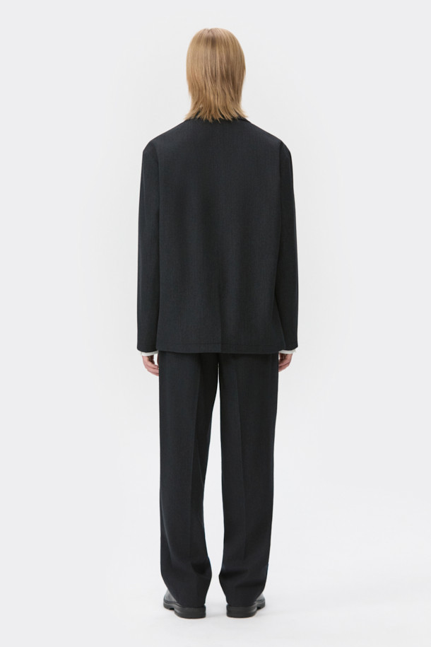 블랙 루즈 핏 코듀로이 셋업 팬츠는 가을, 겨울 시즌에 어울리는 남성용 바지입니다. 두꺼운 두께감의 코듀로이 소재로 제작되어 포멀한 스타일을 연출하며, 루즈핏 디자인으로 편안한 착용감을 선사합니다. 하프 밴딩 디테일이 있으며, 세트업으로도 활용 가능하여 출근룩, 비즈니스 캐주얼, 모임룩 등 다양한 TPO에 적합합니다. 클래식, 미니멀, 시크한 스타일을 선호하는 분들께 추천합니다.
