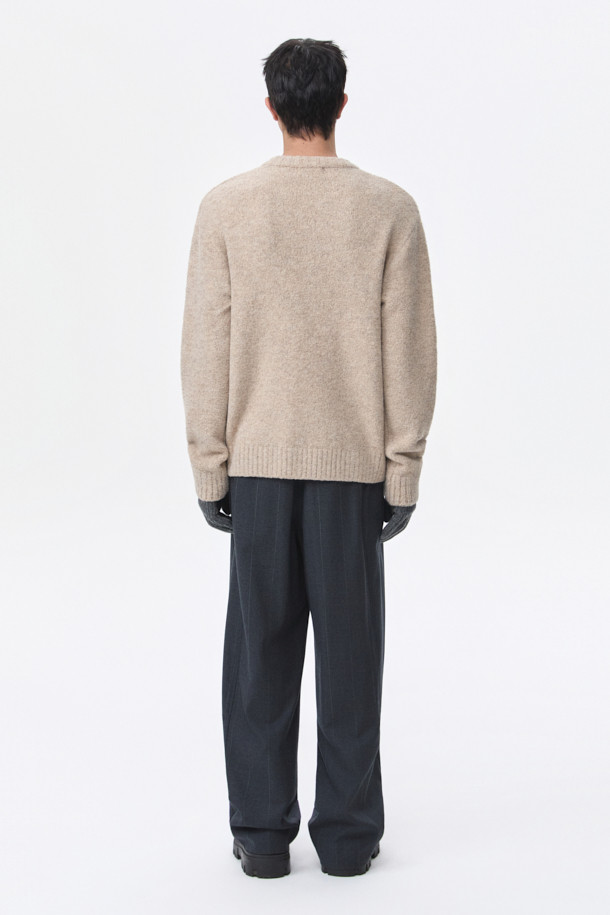 그레이 와이드 핏 원턱 스트라이프 셋업 팬츠는 가을, 겨울 시즌 남성들을 위한 클래식 스타일의 팬츠입니다. 울, 폴리에스테르, 캐시미어, 폴리우레탄 혼방 소재로 제작되어 부드러운 촉감과 편안한 착용감을 선사합니다. 릴랙스 핏에 와이드한 실루엣, 핀턱 디테일, 벨트고리, 버클 허리끈으로 디자인되어 출근룩, 비즈니스 캐주얼, 모임룩 등 다양한 TPO에 활용 가능합니다. 미니멀하고 시크한 분위기를 연출하며, 스트라이프 패턴으로 세련된 포인트를 더했습니다. 벨트 착용이 가능하며, 셋업 스타일링으로 더욱 완성도 높은 룩을 연출할 수 있습니다.
