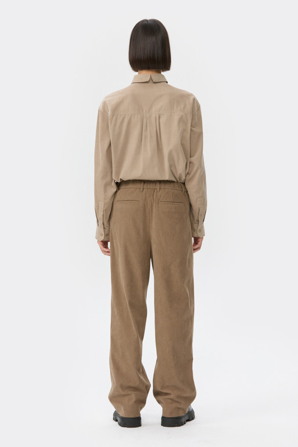 베이지 와이드 핏 원턱 코듀로이 팬츠는 포근한 분위기를 연출하는 남성용 코듀로이 팬츠입니다. 넉넉한 와이드 핏으로 편안한 착용감을 선사하며, 가을과 겨울에 따뜻하게 입을 수 있는 두꺼운 두께감의 코듀로이 소재로 제작되었습니다. 허리 부분은 하프 밴딩 처리되어 활동성을 높이고, 원턱 디테일과 사이드 포켓으로 실용성을 더했습니다. 출근룩이나 모임룩 등 다양한 TPO에 캐주얼, 클래식, 미니멀 스타일로 활용하기 좋습니다. 부드러운 촉감과 베이직한 디자인으로 데일리 팬츠로 손색없습니다.
