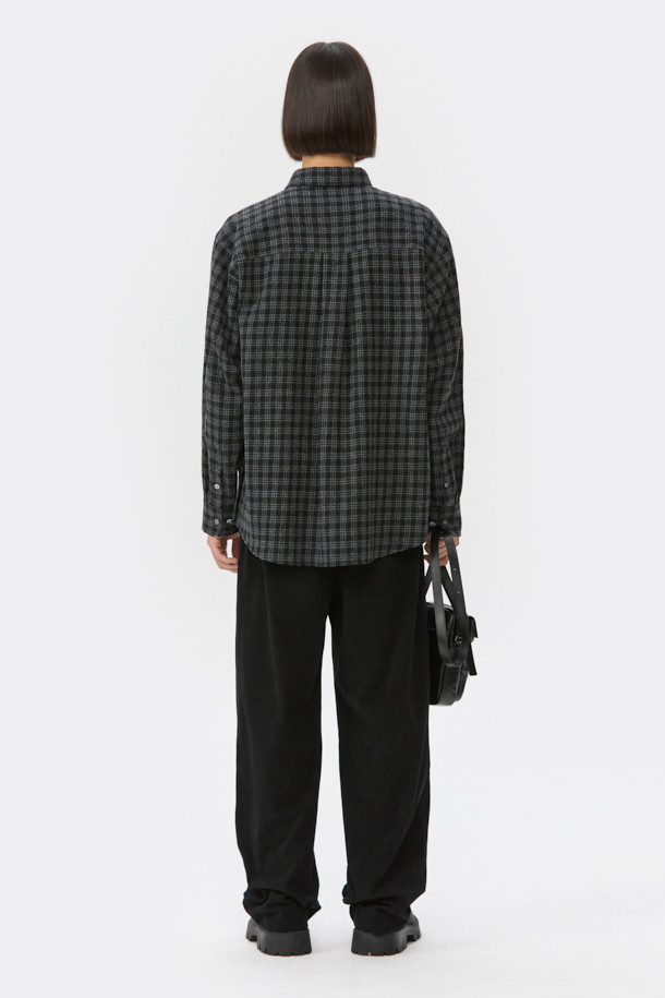 블랙 와이드 핏 원턱 코듀로이 팬츠는 가을과 겨울, 쌀쌀한 날씨에 따뜻하고 스타일리시하게 연출하기 좋은 남성용 바지입니다. 부드러운 촉감의 두꺼운 코듀로이 소재로 제작되어 편안한 착용감을 선사하며, 와이드핏 디자인으로 트렌디한 무드를 더합니다. 넉넉한 핏감과 원턱 디테일이 활동성을 높여주며, 하프 밴딩 처리로 허리 부분의 편안함까지 놓치지 않았습니다. 베이직하고 캐주얼한 스타일로, 출근룩이나 모임룩 등 다양한 TPO에 활용 가능하며, 캐주얼, 클래식, 미니멀 등 어떤 스타일에도 잘 어울립니다.
