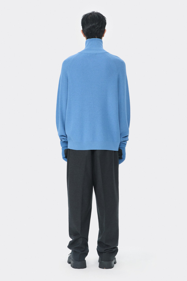 그레이 와이드 핏 울 셋업 팬츠는 가을과 겨울, 오피스룩, 비즈니스 캐주얼, 출근룩을 위한 남성용 울 팬츠입니다. 이탈리아 마르조또사의 고급 원단을 사용하여 제작되었으며, 미니멀하고 클래식한 스타일을 연출합니다. 와이드 핏으로 편안함과 세련된 실루엣을 동시에 제공하며, 두꺼운 두께감으로 따뜻하게 착용할 수 있습니다. 셋업으로 출시되어, 다채로운 스타일링을 완성할 수 있습니다. 무지 디자인으로 어떤 상의와도 쉽게 매치하여 활용도를 높였습니다.