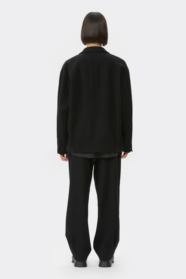 블랙 와이드 핏 턱 울 팬츠는 가을과 겨울에 어울리는 클래식 스타일의 울 팬츠입니다. 넉넉한 루즈핏 와이드 실루엣으로 편안하면서도 시크한 무드를 연출합니다. 턱 디테일과 밑단 스트링으로 디자인 포인트를 더했으며, 히든 스냅 소매로 깔끔함을 강조했습니다. 오피스룩, 출근룩, 모임룩 등 다양한 TPO에 활용 가능하며, 미니멀하고 시크한 스타일을 완성합니다.
