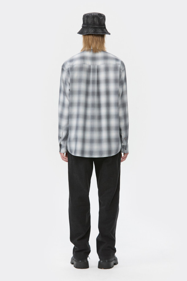 그레이 릴렉스 핏 체크 셔츠는 남성용 셔츠로, 캐주얼하고 미니멀한 스타일을 연출하기 좋습니다. 봄, 가을에 적합하며, 출근룩 및 비즈니스 캐주얼에도 활용 가능한 TPO를 갖췄습니다. 폴리에스터, 코튼, 레이온 혼방 소재로 제작되어 편안한 착용감을 선사하며, 레귤러 기장의 차이나칼라 디자인에 긴 소매와 릴렉스 핏으로 활동성을 높였습니다. 넉넉한 핏과 체크 패턴으로 편안하면서도 세련된 분위기를 자아내며, 체스트 포켓 디테일로 실용성을 더했습니다.
